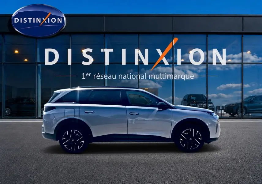Peugeot 5008 Hybrid 145 allure e-dcs6 gris artense en profil droit devant vitrine Distinxion.