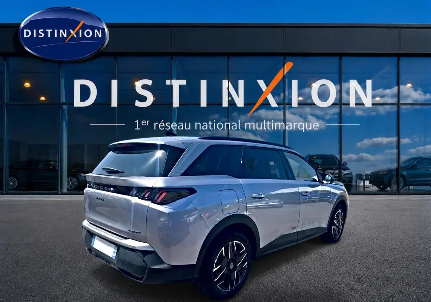 Peugeot 5008 Hybrid 145 allure e-dcs6 gris artense, vue 3/4 arrière droit devant vitrine Distinxion.