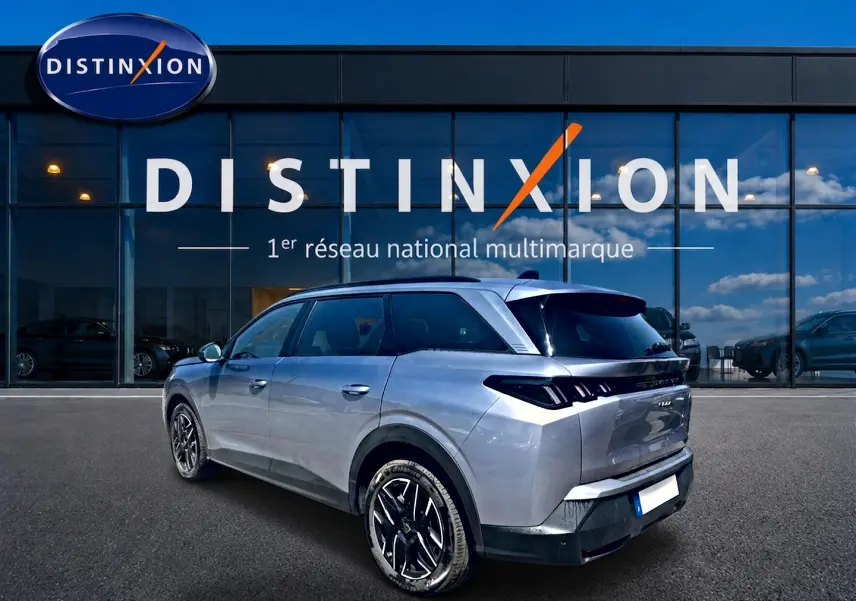 Peugeot 5008 Hybrid 145 allure e-dcs6 gris artense, vue 3/4 arrière droit devant showroom Distinxion.