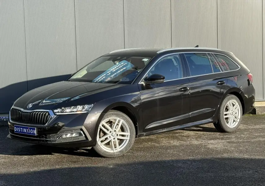 Skoda Octavia Combi noire vue en 3/4 avant droit, avec jantes alliage 17 pouces et calandre chromée.