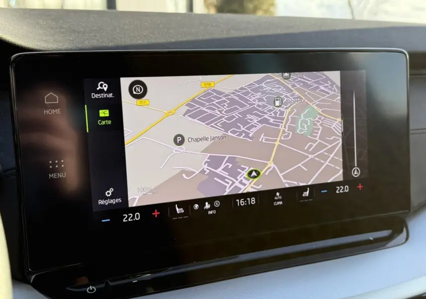 Écran tactile central affichant la navigation sur carte dans l'habitacle d'une Skoda Octavia Combi 2022.