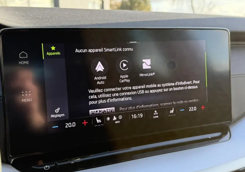 Écran tactile central du tableau de bord de la Skoda Octavia Combi 2022 affichant les options SmartLink et climatisation.