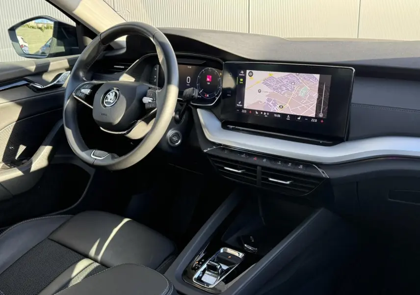 Vue intérieure côté conducteur de la Skoda Octavia Combi 2022 avec tableau de bord numérique et écran tactile de navigation.