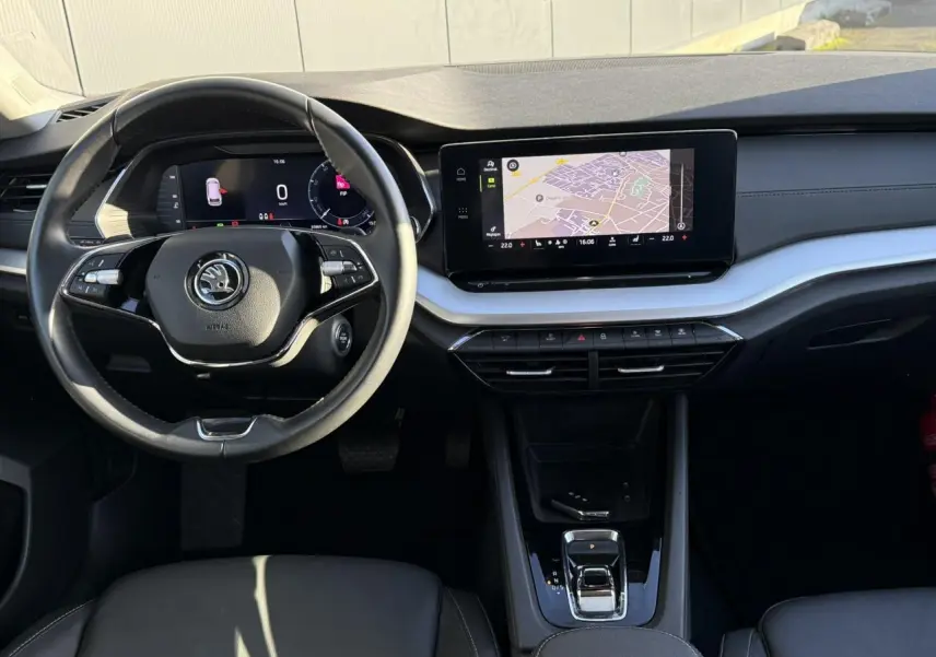 Vue intérieure du tableau de bord et volant noir d'une Skoda Octavia Combi 2022 avec écran tactile de navigation.