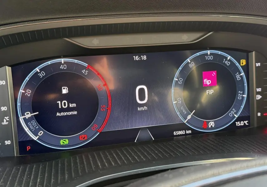 Affichage numérique du tableau de bord de la Skoda Octavia Combi 2022, montrant vitesse zéro et autonomie 10 km.