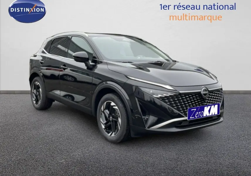 Nissan Qashqai noir perle métal en 3/4 avant droit, avec calandre distinctive et jantes modernes.