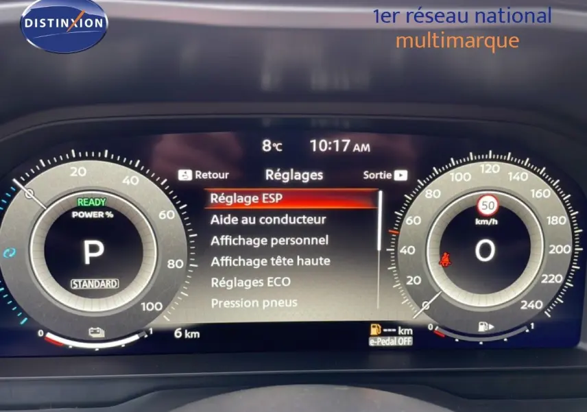 Tableau de bord numérique du Nissan Qashqai 2025 affichant les réglages et compteurs en mode parking.