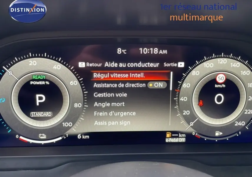 Tableau de bord numérique du Nissan Qashqai 2025 affichant les aides à la conduite et la vitesse à 0 km/h.