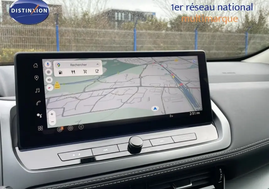 Écran tactile central affichant la navigation GPS dans l'habitacle du Nissan Qashqai gris squale métal 2025.