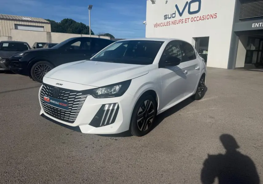 Peugeot 208 Hybrid 110 e-DCS6 Allure blanche vue en 3/4 avant droit sur parking extérieur.