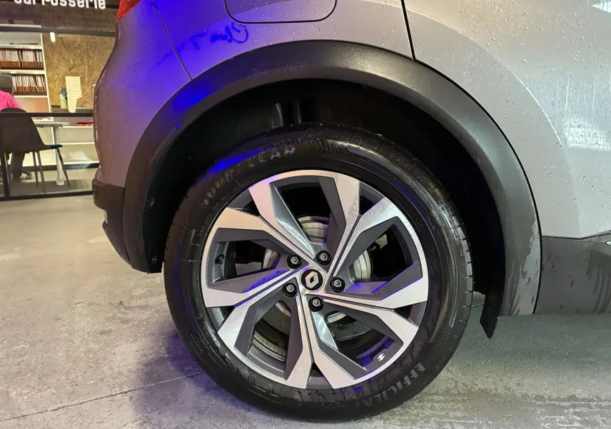 Gros plan sur la roue arrière droite gris métallisé du Renault Captur 1.3 TCE 140 EDC RS Line avec jante alliage distinctive.