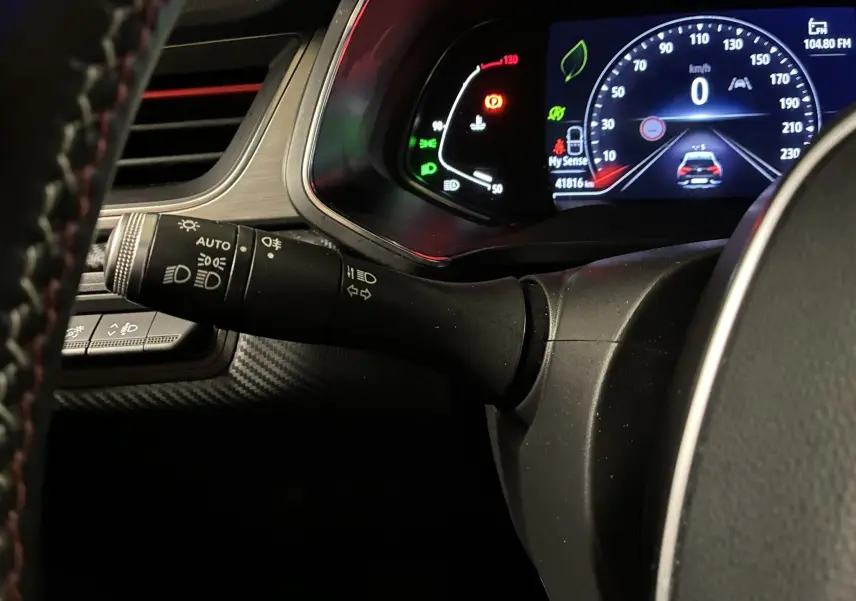 Gros plan sur le combiné d'instruments et la commande des phares du tableau de bord noir du Renault Captur gris 1.3 TCE 140 EDC RS Line.