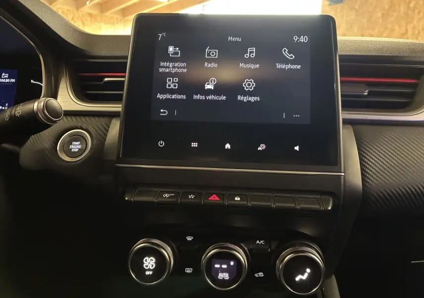 Vue rapprochée du tableau de bord noir du Renault Captur 1.3 TCE 140 EDC RS Line avec écran tactile et commandes climatisation.