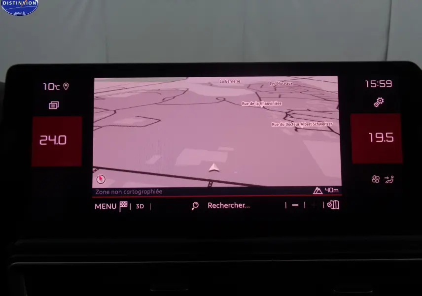 Écran tactile du système de navigation du Citroën C5 Aircross 2022, affichant une carte et les réglages de température intérieure.