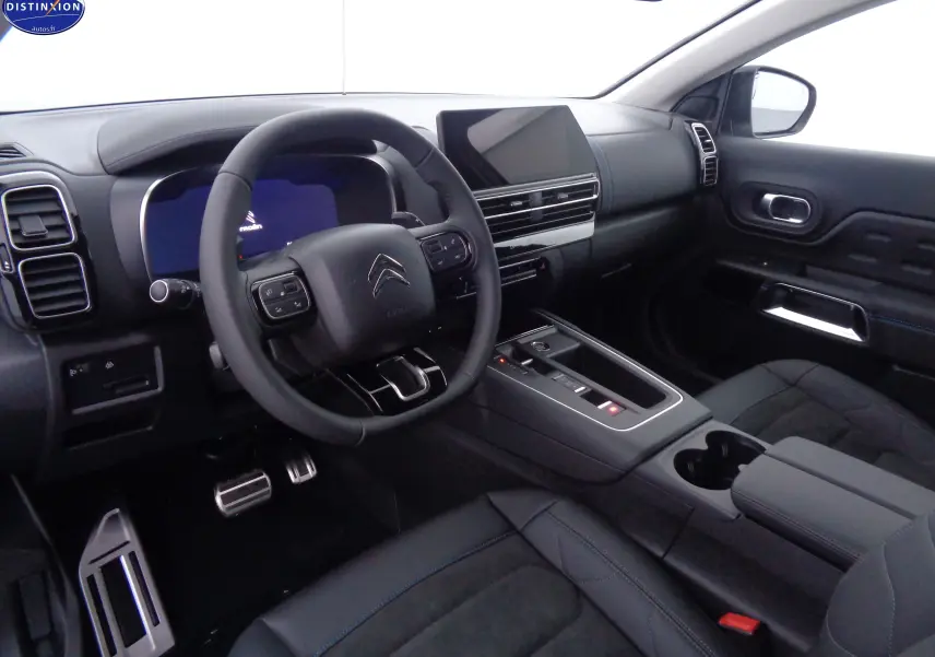 Intérieur noir du Citroën C5 Aircross 2022, vue côté conducteur sur tableau de bord et console centrale moderne.