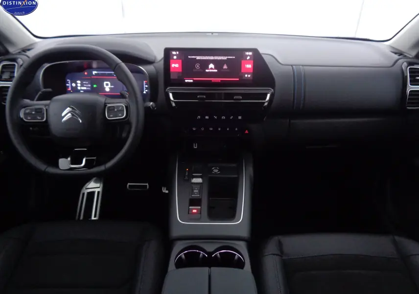 Intérieur noir du Citroën C5 Aircross 2022, vue frontale du tableau de bord avec écran tactile et volant multifonction.
