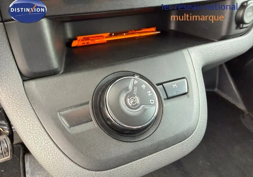 Gros plan sur la molette de la boîte automatique du tableau de bord de l'Opel Vivaro Fourgon gris Pierre de Lune.