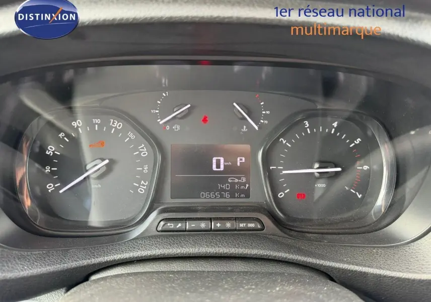 Gros plan sur le tableau de bord numérique d'un Opel Vivaro Fourgon 2020 affichant 66 576 km et compte-tours à l'arrêt