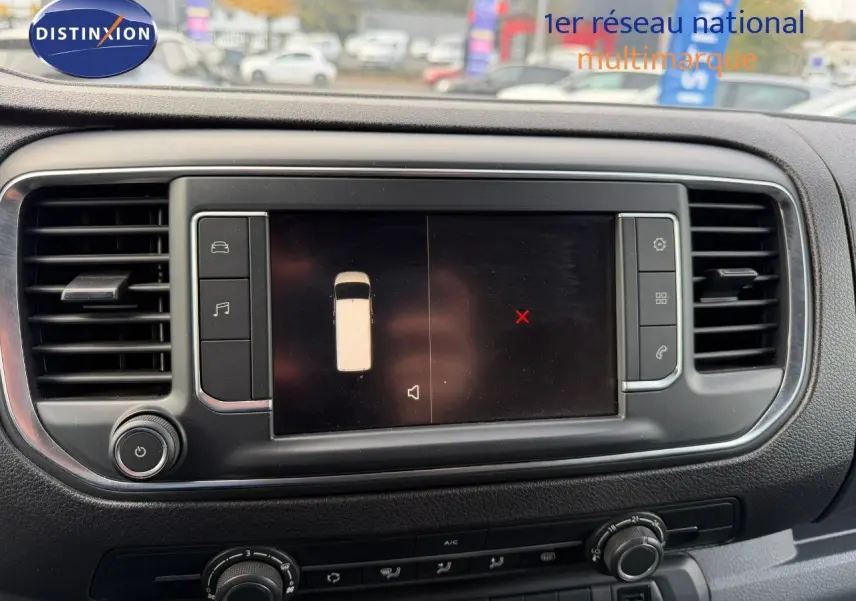 Écran tactile central avec commandes autour, tableau de bord noir du fourgon Opel Vivaro Gris Pierre de Lune métallisé.