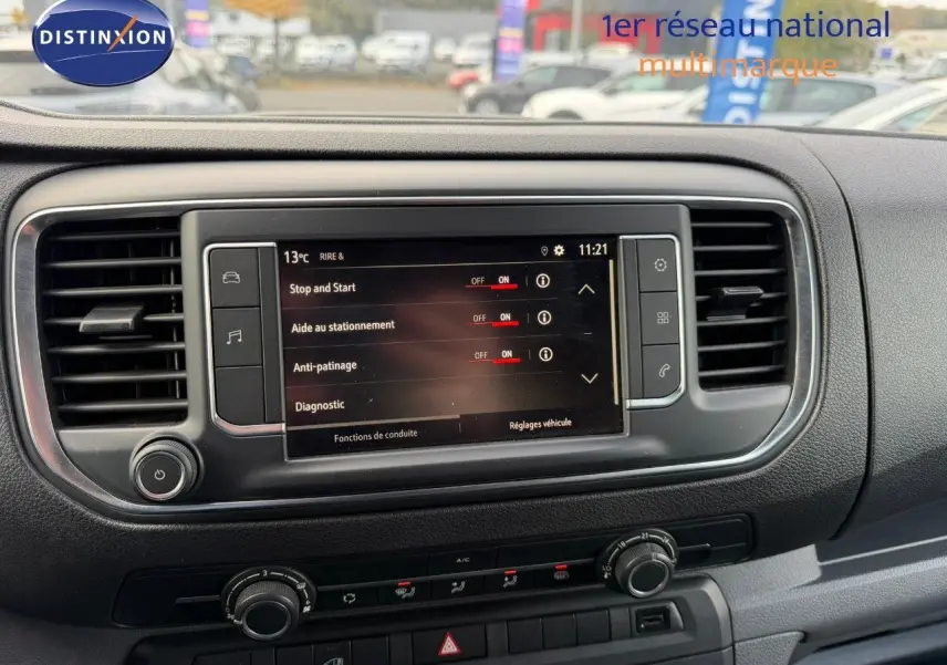 Écran tactile central du tableau de bord de l'Opel Vivaro Fourgon gris, affichant les réglages d'aide à la conduite.