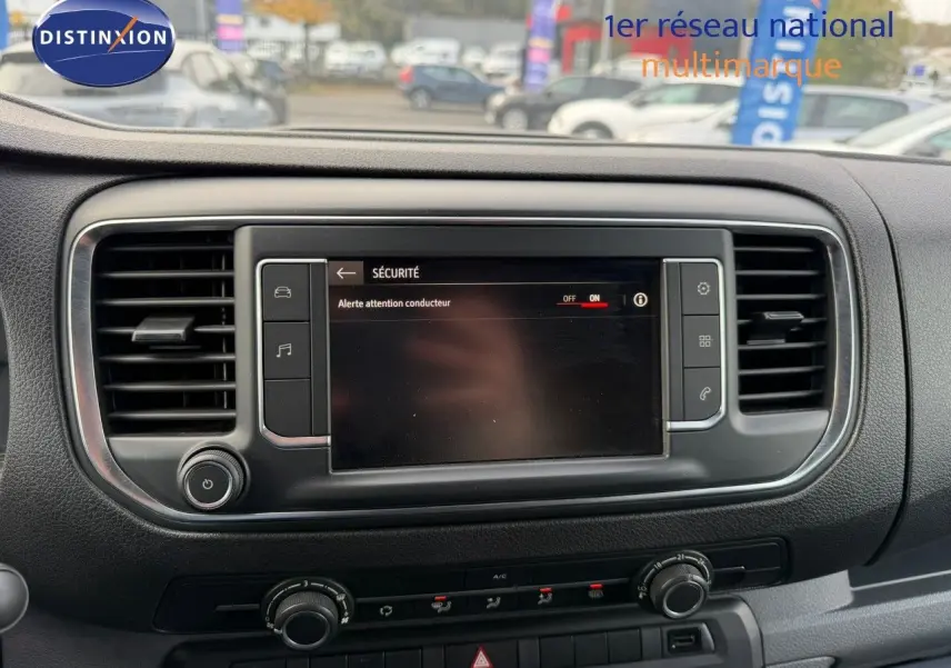 Tableau de bord de l'Opel Vivaro Fourgon 2020 avec écran central affichant l'alerte attention conducteur.