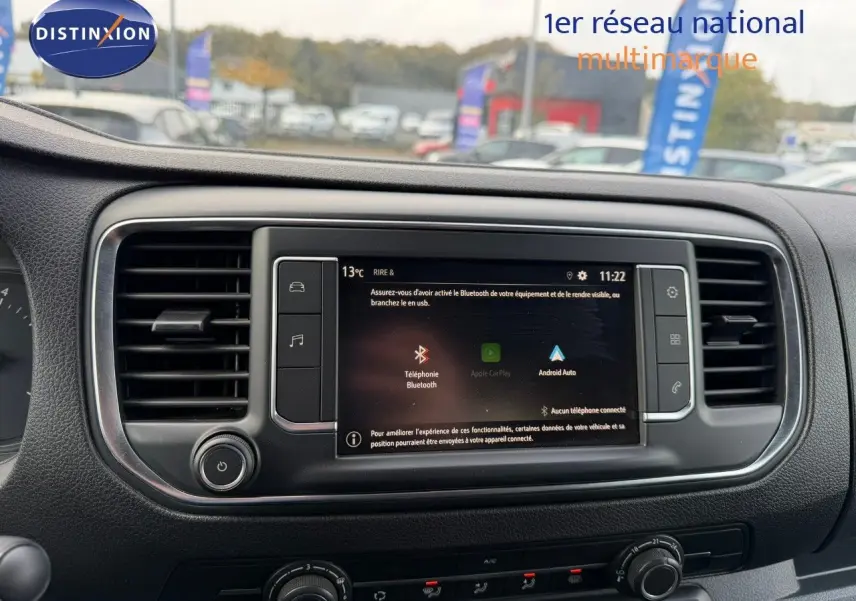 Écran tactile central avec commandes multimédia et climatisation dans l'habitacle de l'Opel Vivaro Fourgon gris Pierre de Lune.