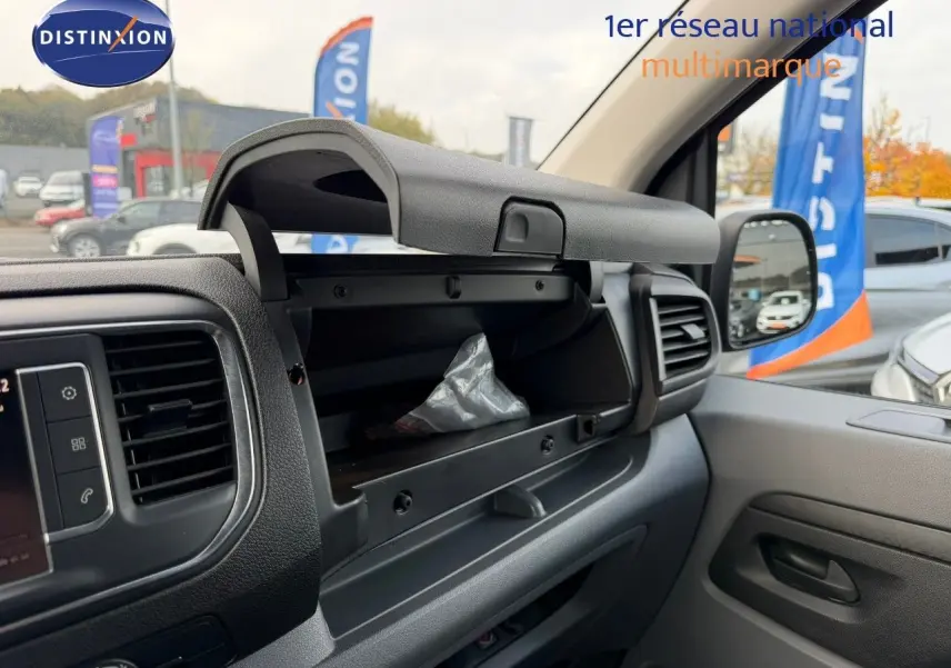 Intérieur du fourgon Opel Vivaro M 2.0 CDTI 180 BVA Business 2020, boîte à gants ouverte côté passager.