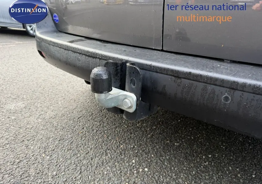Gros plan sur l'attelage arrière d'un Opel Vivaro Fourgon gris Pierre de Lune métallisé, vue côté gauche.
