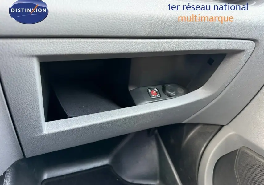 Vue intérieure du rangement côté passager de l'Opel Vivaro Fourgon gris Pierre de Lune métallisé, modèle 2020.