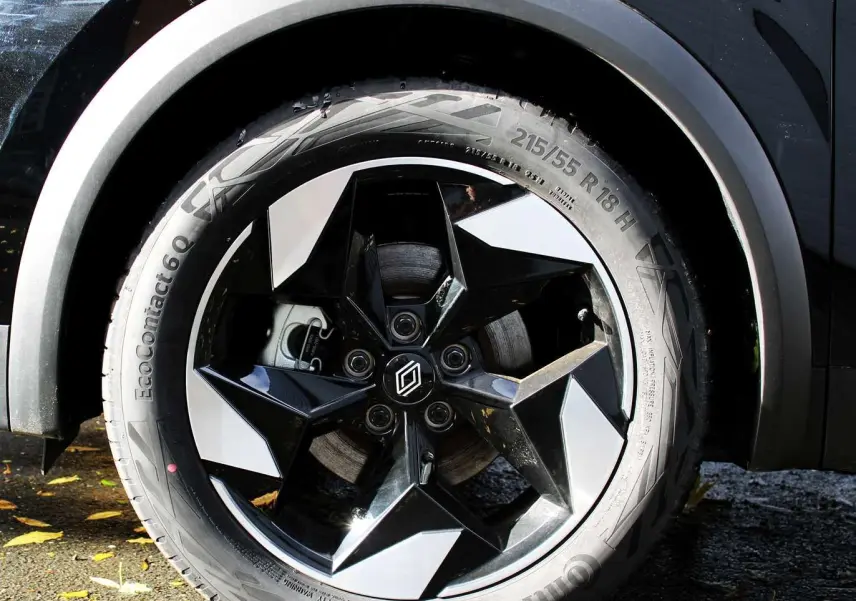 Gros plan sur la roue avant gauche du Renault Captur noir métal avec jante biton noire et argentée distinctive.