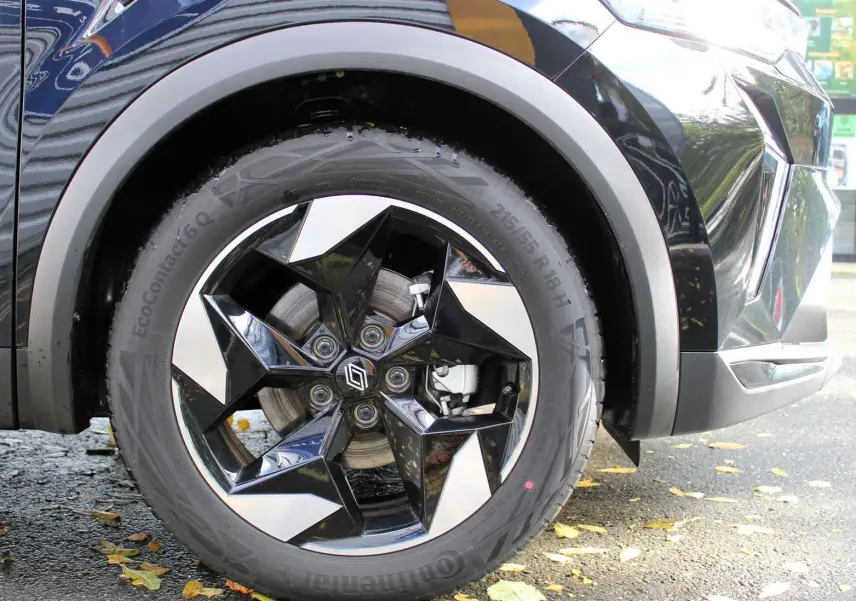 Gros plan sur la roue avant droite noire et grise du Renault Captur 2025 avec jante étoile bicolore distinctive.