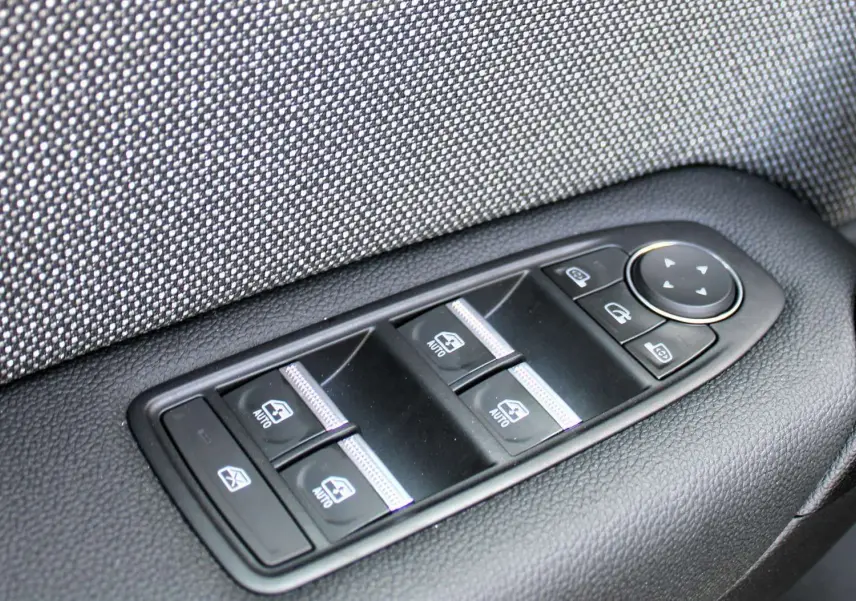 Gros plan sur l'arrière noir métallisé du Renault Captur avec logo et plaque Zero KM visible.