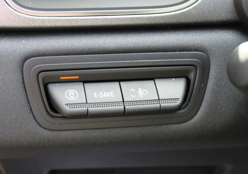 Commandes des vitres électriques et réglage des rétroviseurs sur la porte côté conducteur du Renault Captur 2025.