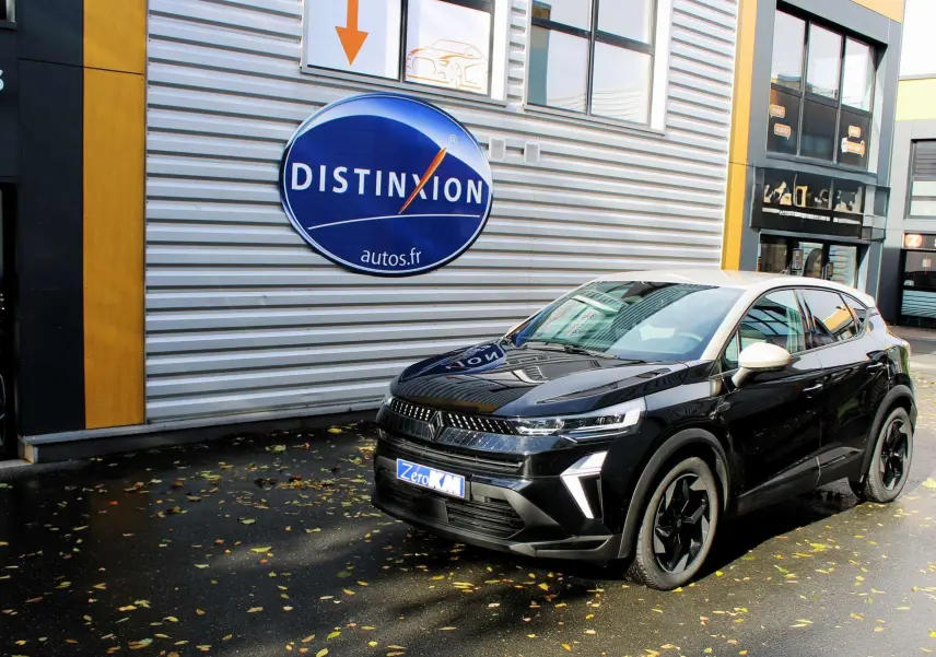 Vue arrière d'un Renault Captur 2025 noir métal avec toit gris, feux LED et logo distinctif bien visibles.