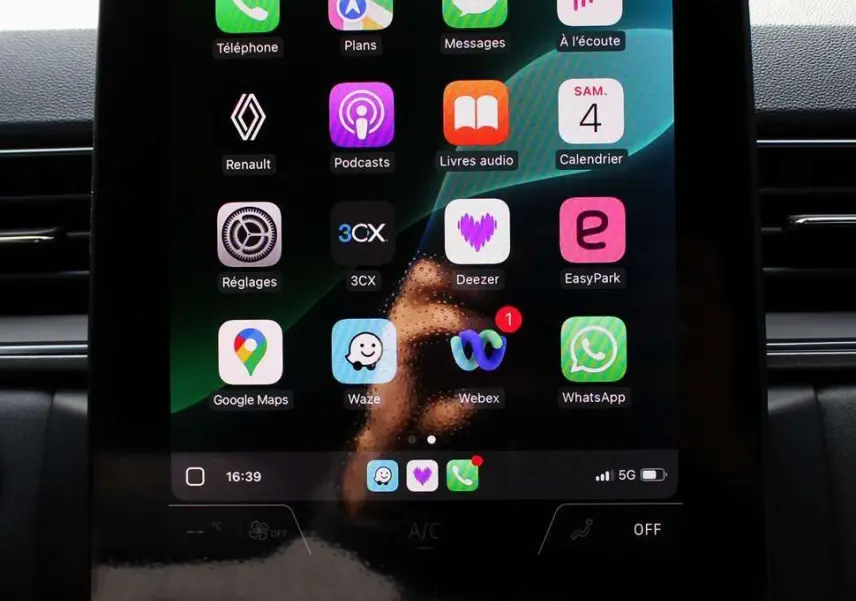 Écran tactile central du tableau de bord du Renault Captur 2025, affichant les applications connectées.