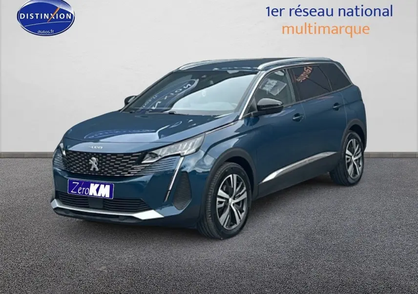 Peugeot 5008 bleu en 3/4 avant droit avec calandre chromée et jantes alliage 18 pouces.