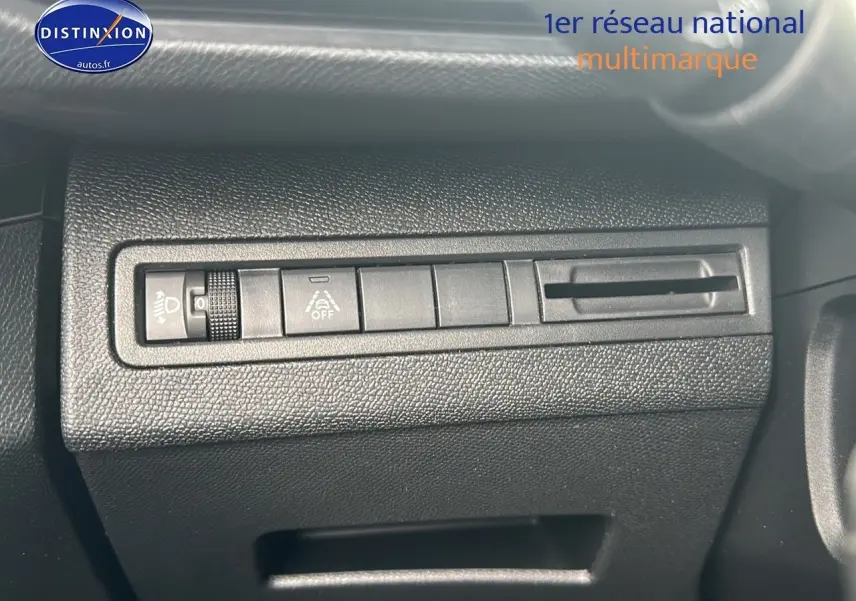 Panneau de commandes latéral noir avec réglage des feux et activation de l'alerte de franchissement sur Peugeot 5008 2024.