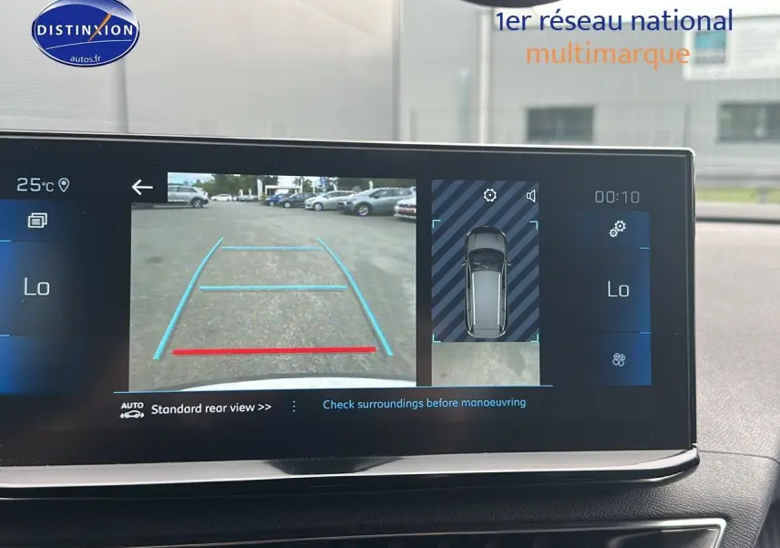 Écran tactile intérieur du Peugeot 5008 bleu 2024 montrant la caméra de recul et l'affichage 360° du véhicule