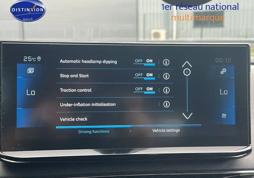 Écran tactile central du Peugeot 5008 2024 affichant les réglages d'assistance à la conduite.