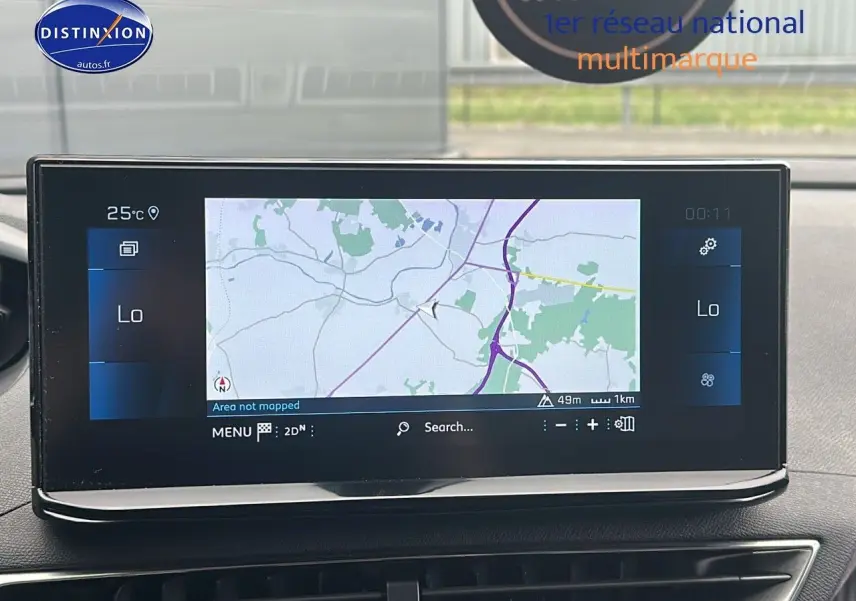 Écran tactile de navigation 3D du Peugeot 5008 bleu, vue intérieure du tableau de bord central.