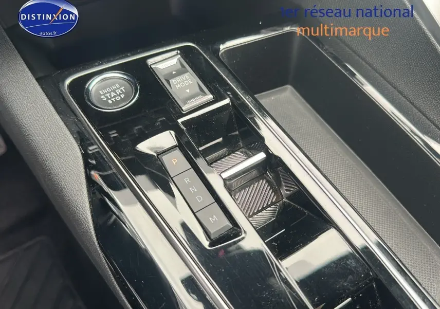 Console centrale noire brillante avec bouton start, sélecteur Drive Mode et levier de vitesses automatique Peugeot 5008 2024