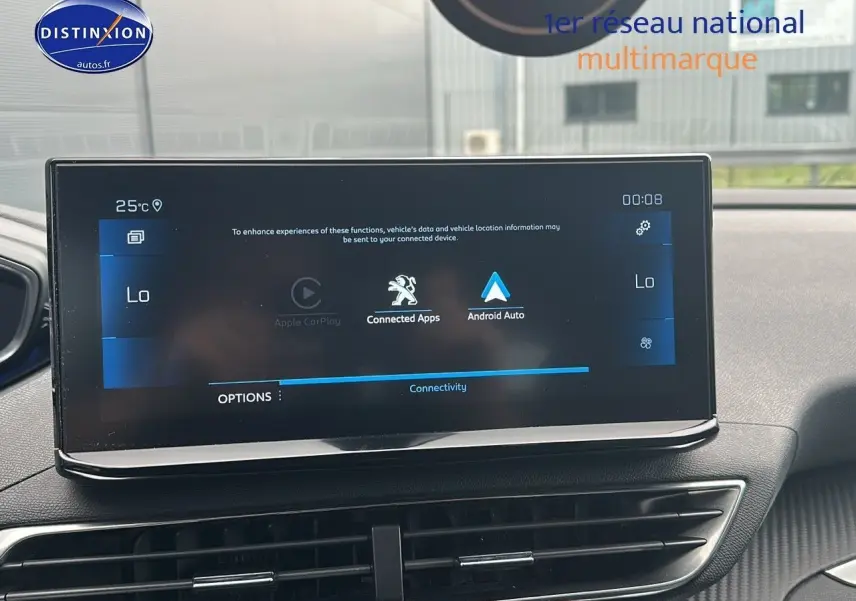 Écran tactile central du tableau de bord du Peugeot 5008 2024 avec interface Android Auto et Apple CarPlay visible