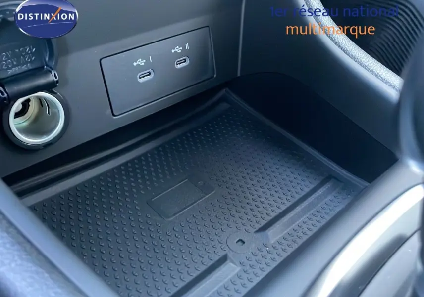 Espace de rangement central avec prises USB-C et allume-cigare dans le Renault Captur E-Tech hybride 2025.