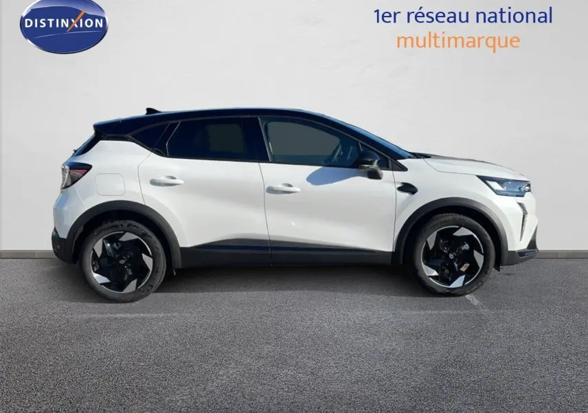 Profil côté gauche d'un Renault Captur E-Tech hybride blanc nacré avec toit noir, roues noires et design moderne.
