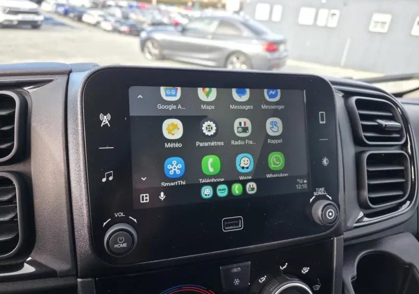 Écran tactile central 7 pouces avec interface Apple CarPlay dans l’habitacle du FIAT Ducato Fourgon blanc.