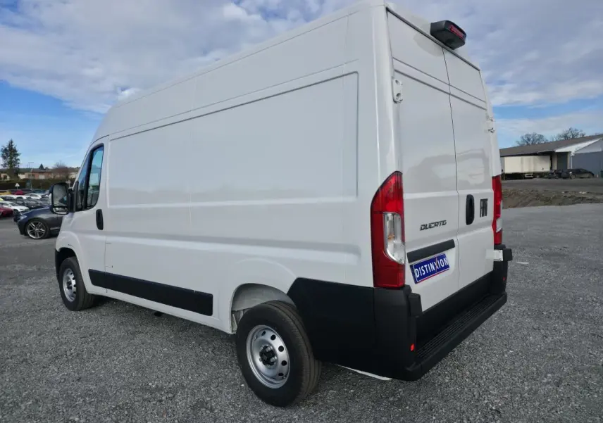 Fiat Ducato Fourgon blanc vu en 3/4 arrière droit, avec portes arrière tôlées et roues acier 15 pouces.