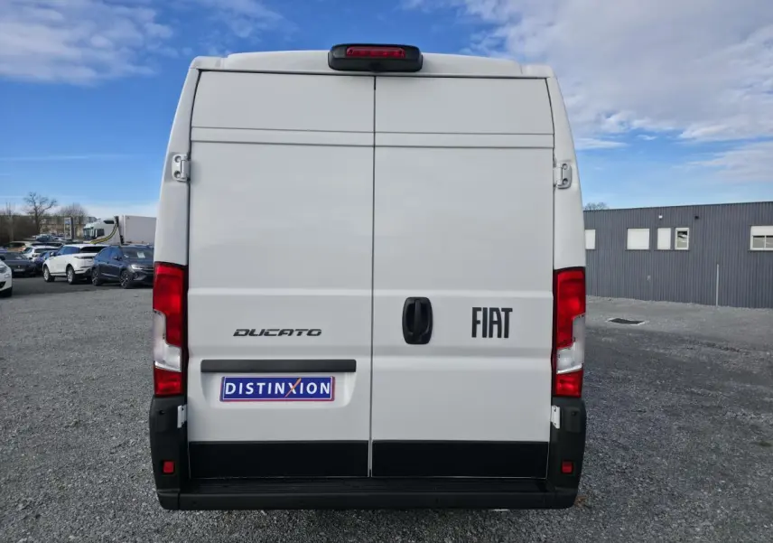 Vue arrière d’un fourgon FIAT Ducato blanc 2025 avec portes battantes et feux rouges verticaux.