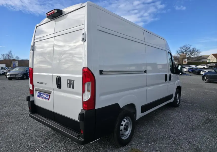 Fiat Ducato Fourgon blanc vu en 3/4 arrière droit, avec portes arrière tôlées et porte latérale coulissante.