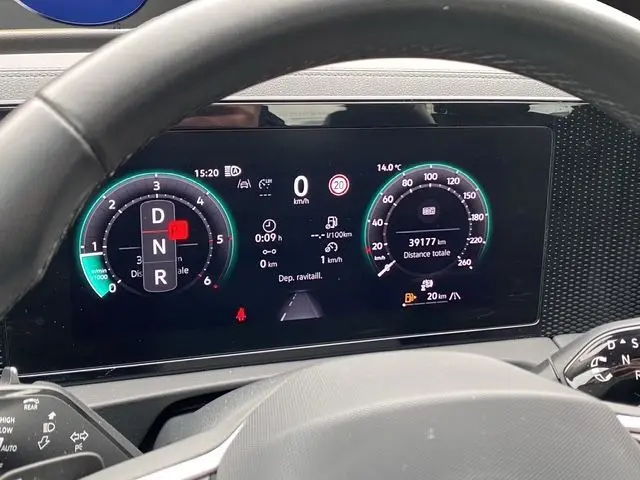 Vue rapprochée du tableau de bord numérique du Volkswagen Tiguan 2024, affichant la vitesse, la température et le mode de conduite.