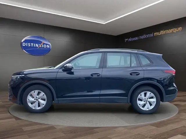 Profil côté gauche d’un Volkswagen Tiguan noir 2024, SUV compact avec jantes alliage et lignes épurées.